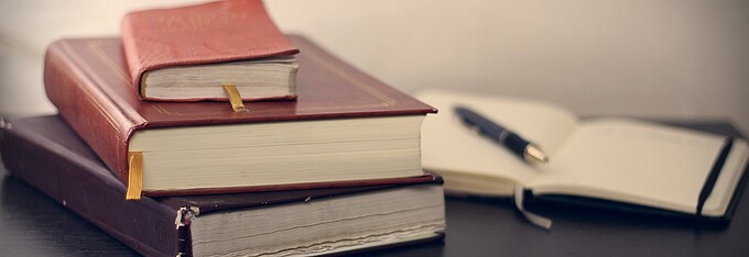 Ein Stapel Bücher zum Thema Gesundheitspolitik liegt auf einem Tisch 