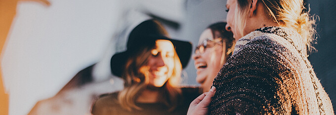 Eine Gruppe Frauen lachen und besuchen eine Patientenveranstaltung für lysosomale Speicherkrankheiten