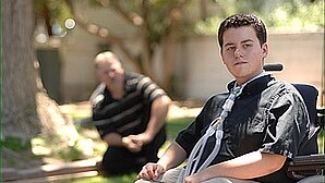 Erwachsener Patient mit der Pompe'schen Erkrankung im Rollstuhl