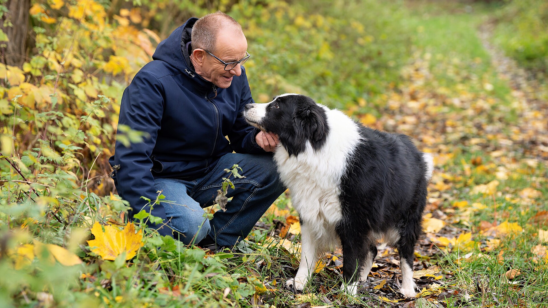 Morbus Gaucher Patient Günter geht mit seinem Hund spazieren