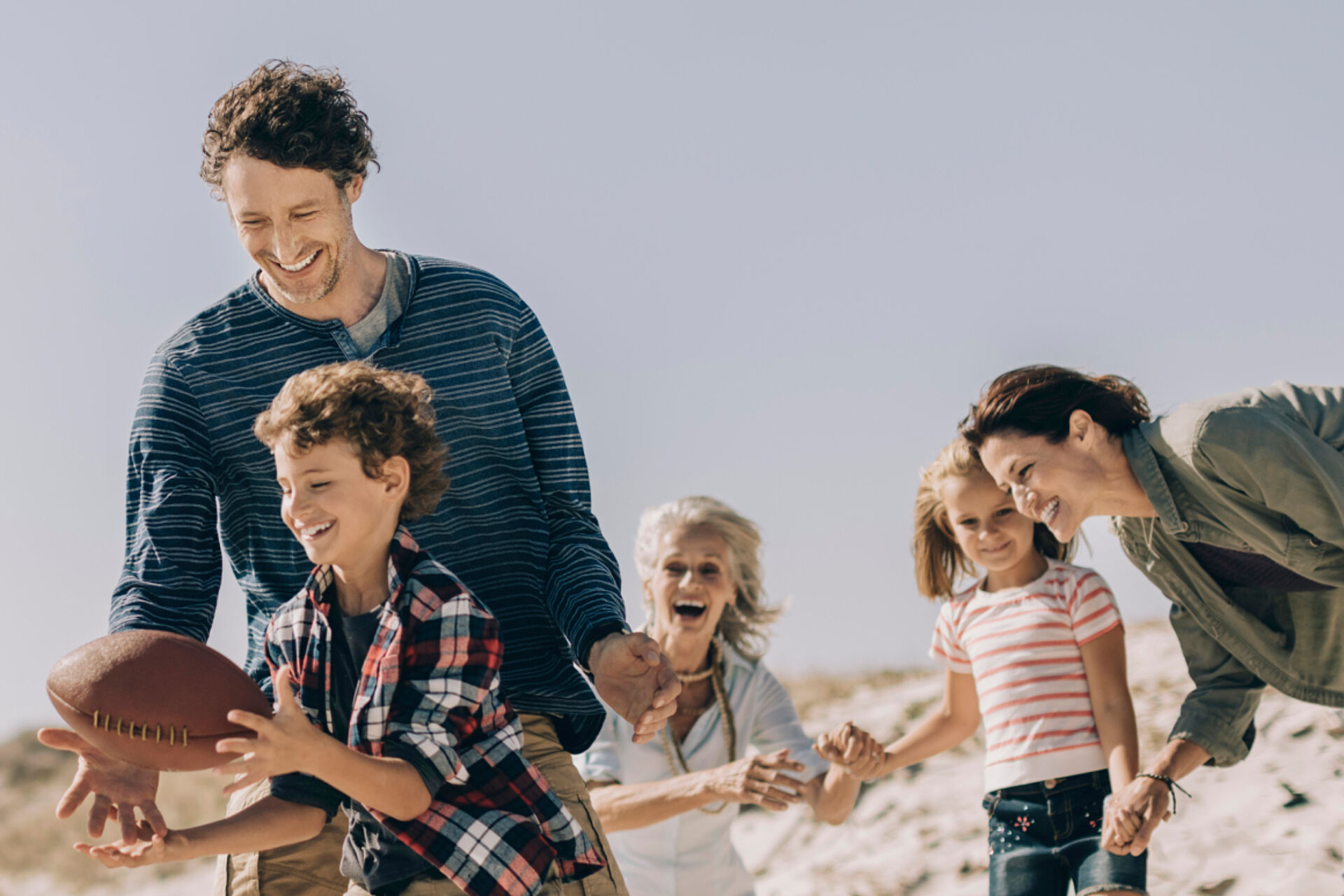 Eine Familie lacht miteinander - sie haben sich bei LysoSolutions über lysosomale Speicherkrankheiten informiert