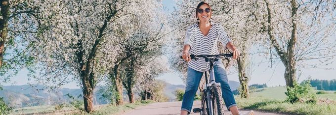 Eine Frau nutzt das Angebot Alltag Aktiv und fährt Fahrrad