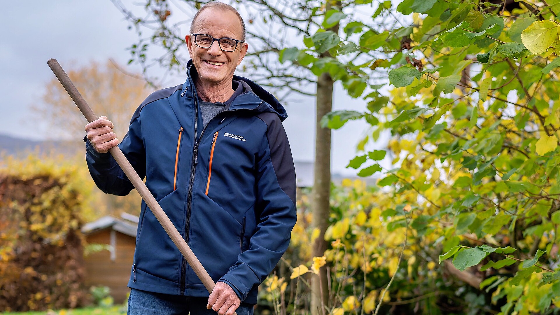 Morbus Gaucher Patient Günter arbeitet in seinem Garten