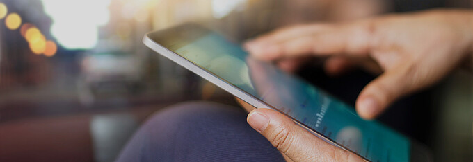 Ein Mann nutzt sein Handy - er sucht nach einem lysosomale Speicherkrankheiten Service