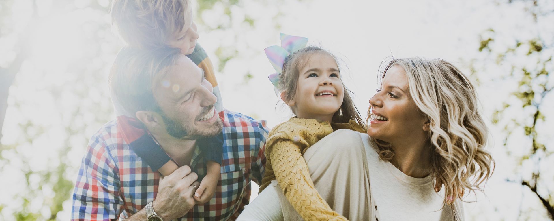 Eine Familie ist in der Natur aktiv - sie haben sich über lysosomale Speicherkrankheiten informiert 