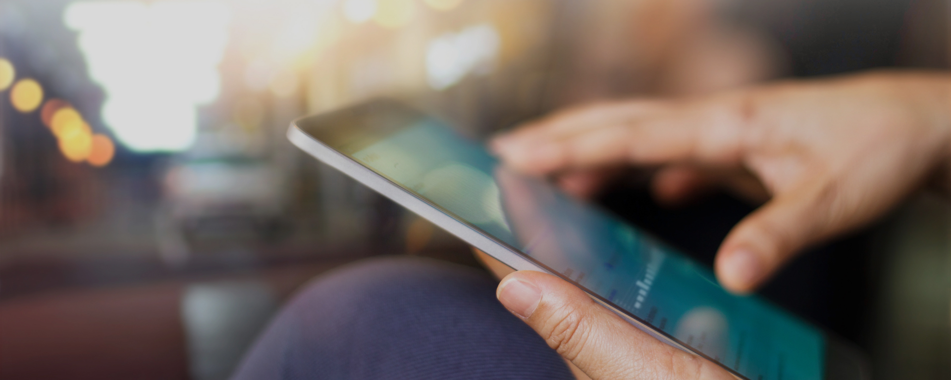 Ein Mann nutzt sein Handy - er sucht nach einem lysosomale Speicherkrankheiten Service