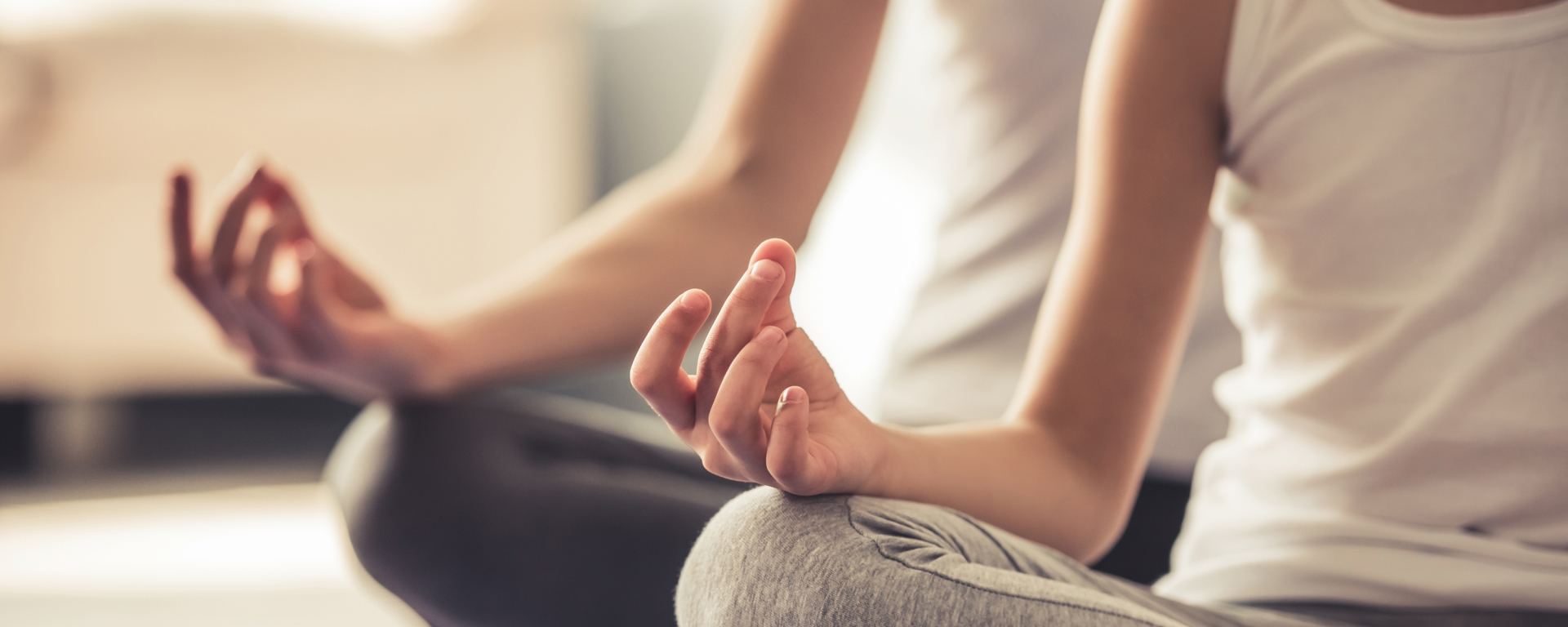 Eine Frau übt Yoga aus, um mit Entspannungübungen ihre Mentale Gesundheit zu verbessern