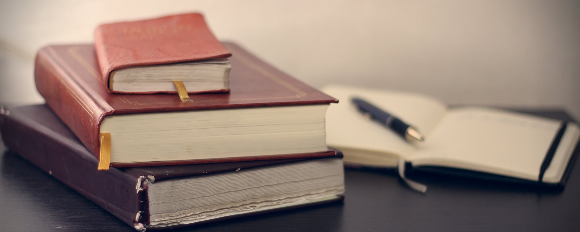 Ein Stapel Bücher zum Thema Gesundheitspolitik liegt auf einem Tisch 